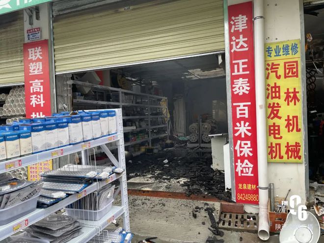 西安大寨路大火已灭,无人伤亡,直击现场:店铺天花板被烧穿!(视频)