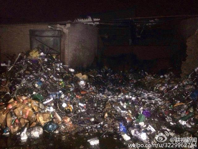 西安长鸣路上一仓库着火 仓库内存放大量园林机械