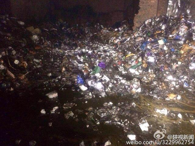 西安长鸣路上一仓库着火 仓库内存放大量园林机械